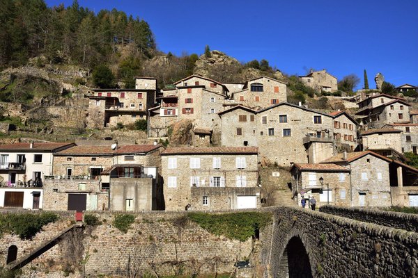 Explorer l'Ardèche : Via Ferrata vs spéléologie