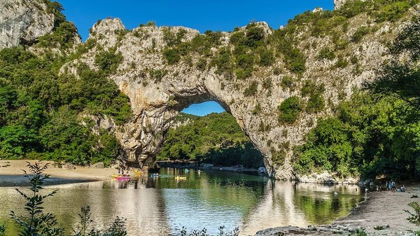 Découvrez les sensations du canoë-kayak à Vallon Pont d'Arc, France